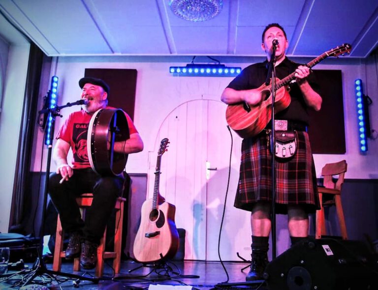 Read more about the article JOHNSTON & GORDON- Scottish Folk Duo- Folk im Schollbrockhaus